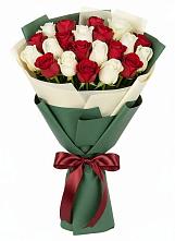 Букет Микс из красных и белых роз в Большой Мурте
