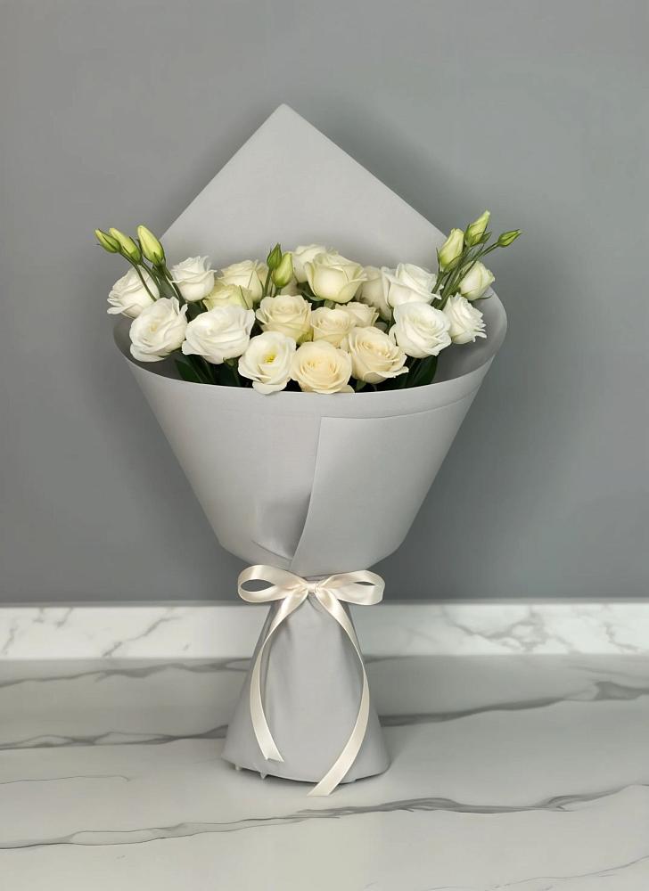 Букет цветов из: Розы и Лизиантусы в Большой Мурте