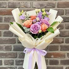 Букет цветов из:  Лизиантусы и Розы в Большой Мурте