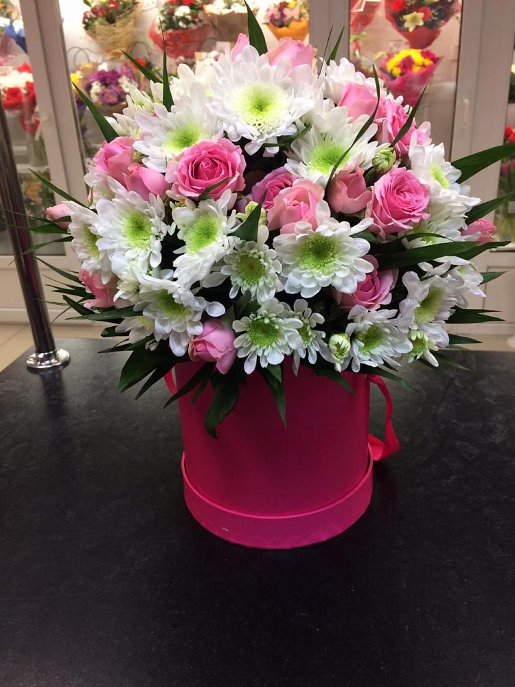 Цветочная композиция из Розы и Хризантемы в шляпной коробке в Большой Мурте