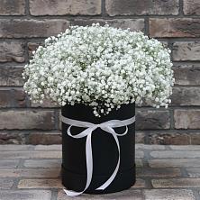 Цветочная композиция из Гипсофила в шляпной коробке в Большой Мурте
