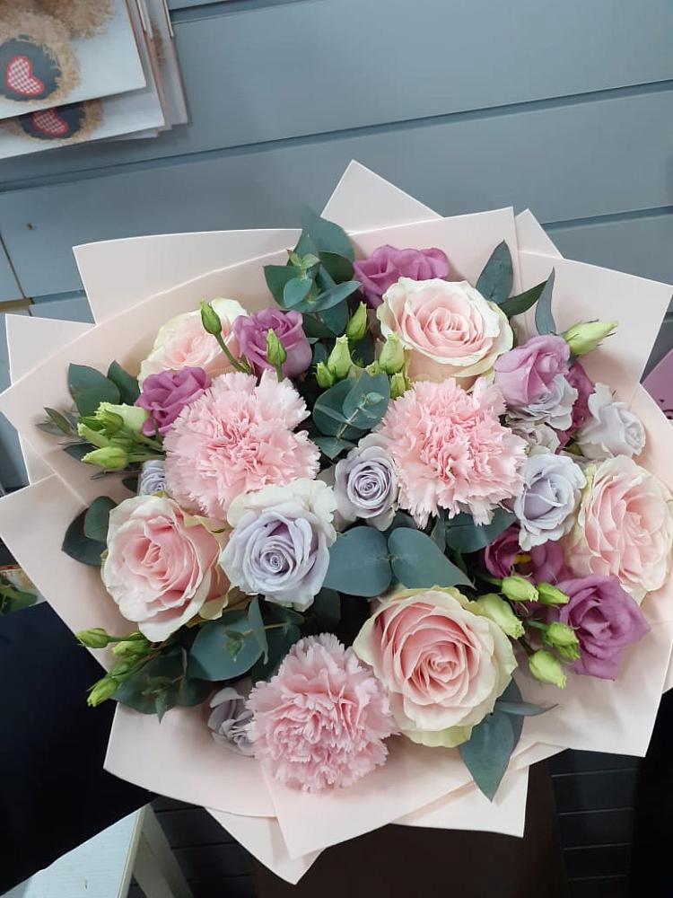 Букет цветов из: Розы, Гвоздики и Лизиантусы в Большой Мурте