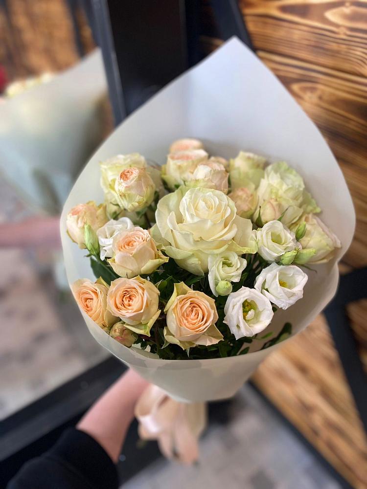 Букет цветов из: Розы и Лизиантусы в Большой Мурте